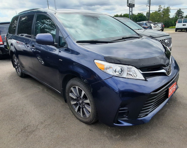 2019 Toyota Sienna LE Clean CarFax, Climate Control, Cloth Seats in Cars & Trucks in Trenton - Image 4