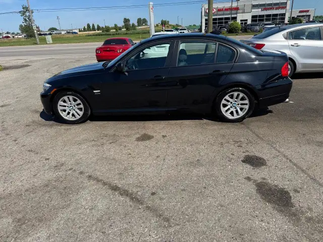2009 BMW 3 Series 328i xDrive, AUTO, LOW KMS, ONLY 77,000KMS, CE dans Autos et camions dans London - Image 3