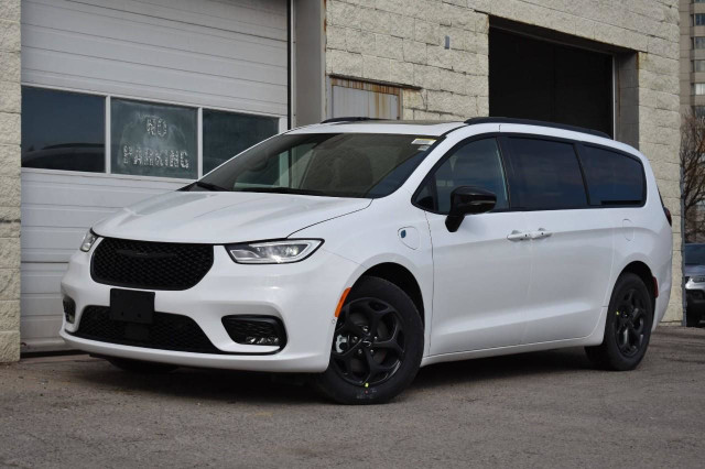 2024 Chrysler Pacifica Hybrid Select in Cars & Trucks in London