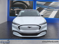 Traduire ceci en anglais: La Ford Mustang Mach-E 2021 avec batterie de 68 kWh se distingue par sa co... (image 1)
