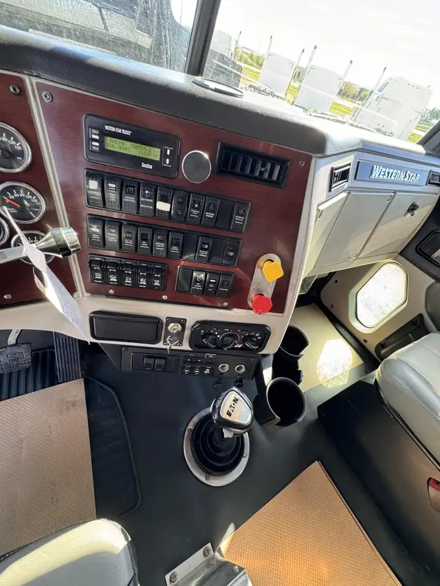 2015 WESTERN STAR 4900 in Heavy Trucks in Kamloops - Image 20