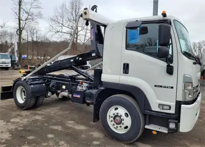 NEW 2024 ISUZU FTR HOOKLIFT TRUCK 400 Miles, Cummins Diesel Engine, Allison Automatic Transmission,...