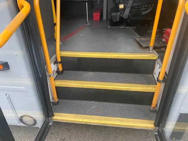 2017 chevrolet Express G4500 21 Passenger Bus With Wheelchair Ac in Heavy Trucks in Richmond - Image 23