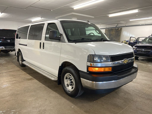 2018 Chevrolet Express Passenger 3500 15 PASSENEGR 2.8L DURAMAX in Cars & Trucks in Calgary - Image 3