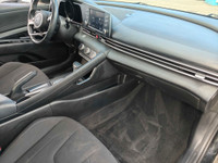 ELANTRA PREFERRED! LOADED! APPLE CARPLAY/ANDROID AUTO, HEATED STEERING WHEEL, HEATED SEATS, BLACK ON... (image 9)