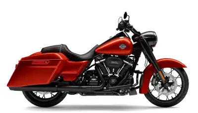 Drenched in black from headlamp to exhaust tips, the 2025 Road King Special has custom bagger style...