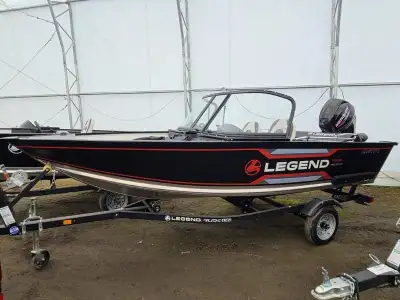 LEGEND R15 NOIR 2023 Bateau de pêche Legend R 15 noir 2023 équipé d'un toit bimini inclus sonar Humm...