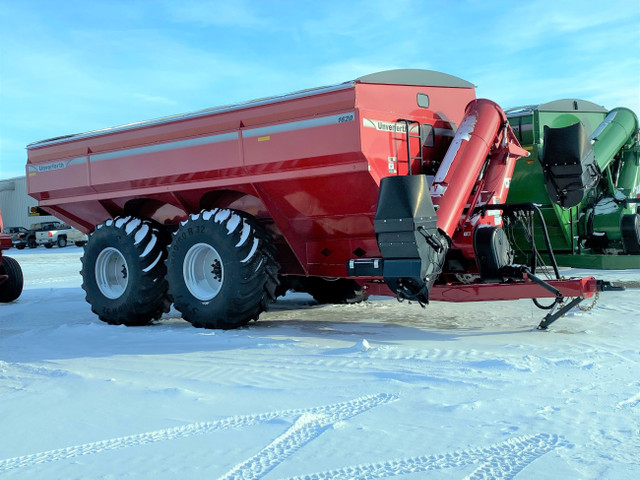 Unverferth 1620 Grain Carts Red or Green in Farming Equipment in Regina