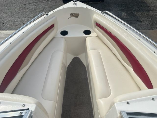 1999 18' STINGRAY BOWRIDER 3.0 LITER 140HP in Powerboats & Motorboats in Peterborough - Image 3