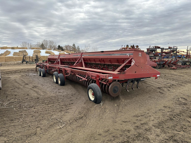 Case IH 42 Ft Hoe Press Seed Drill 7200 in Farming Equipment in Regina - Image 3