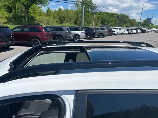 2023 Jeep Cherokee Altitude dans Autos et camions dans Ottawa - Image 15