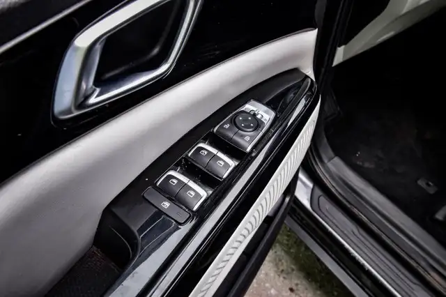 2022 Kia Carnival LX • HEATED SEATS • POWER LIFTGATE • CP/AA in Cars & Trucks in Cornwall - Image 12