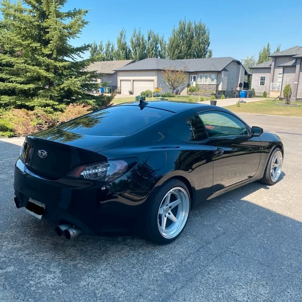2010 Hyundai Genesis Coupe Premium Package in Cars & Trucks in Regina - Image 3