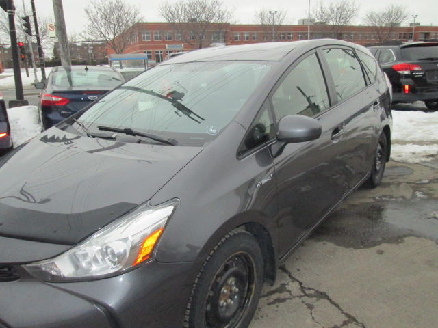 2016 Toyota Prius V in Cars & Trucks in City of Montréal