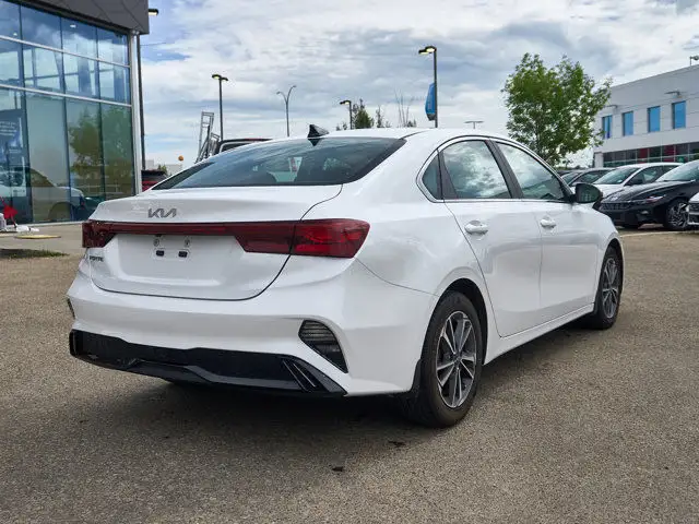 2022 Kia Forte EX | Charging Pad | Apple CarPlay | Heated Wheel in Cars & Trucks in Edmonton - Image 6