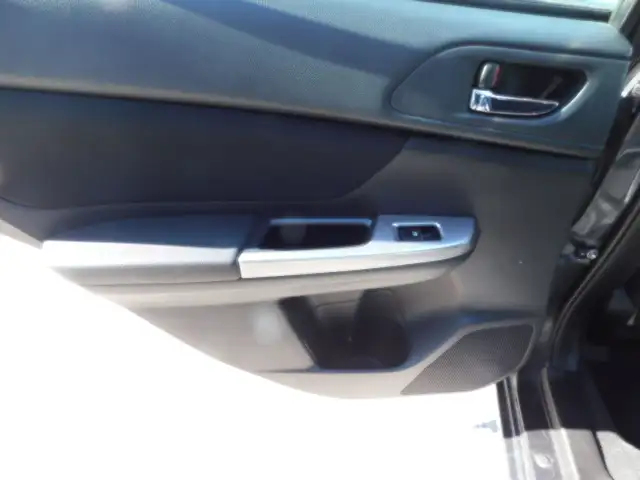 Subaru Impreza Premium 2016 in Cars & Trucks in City of Montréal - Image 23