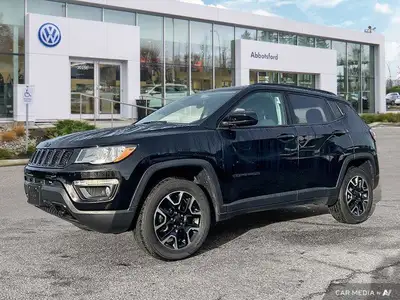 This Jeep Compass boasts a Regular Unleaded I-4 2.4 L/144 engine powering this Automatic transmissio...