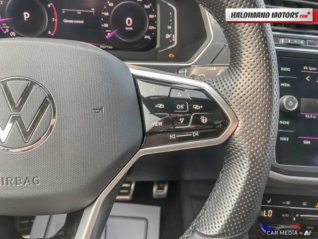 2022 Volkswagen Tiguan Comfortline R-Line Black Edition in Cars & Trucks in Hamilton - Image 20