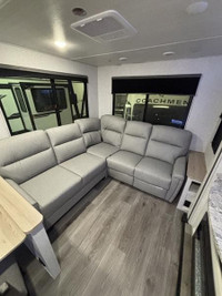 Longitude Towable LNT310RL- No better home away from home than this travel trailer! Enjoy many featu... (image 8)