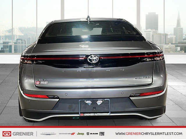 2023 Toyota CROWN in Cars & Trucks in City of Montréal - Image 3