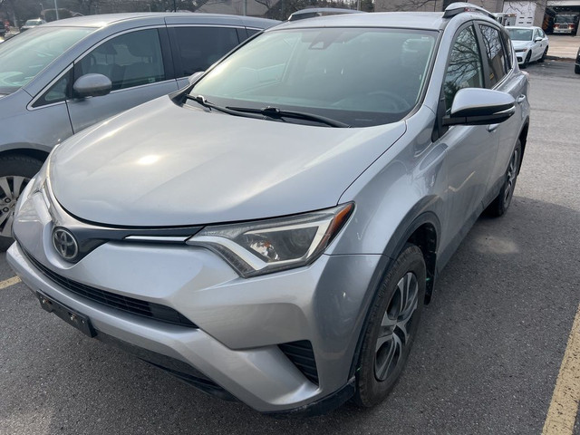  2017 Toyota RAV4 FWD 4dr LE dans Autos et camions  à Kingston