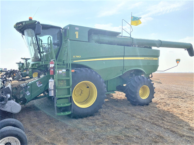 2019 John Deere S780 Combine in Farming Equipment in Saskatoon - Image 2