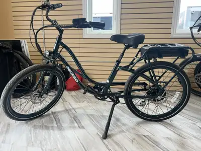 2021 Pedego 48V 15Ah Interceptor Step-Thru 24in. The Interceptor is Canada's best-selling electric b...