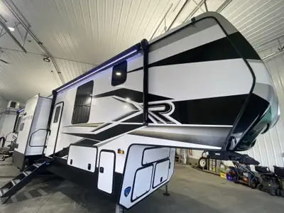 The Raptor 420 has a BATHROOM up front you won’t forget. Off grid getaways are a snap with the 400W...