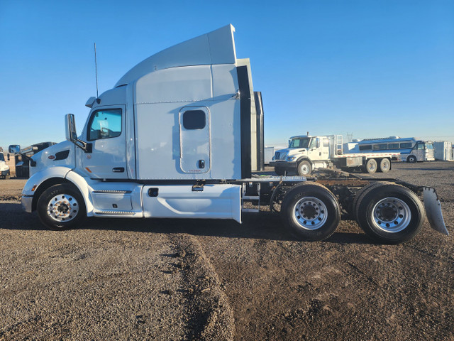 2019 PETERBILT 579 DOUBLE BUNK HIGHWAY TRACTOR in Heavy Trucks in Calgary - Image 2