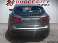 This Nissan Qashqai boasts a Regular Unleaded I-4 2.0 L/122 engine powering this Variable transmissi... (image 4)
