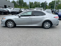 La Toyota Camry LE 2020 est une berline intermédiaire reconnue pour sa fiabilité, son confort et sa... (image 7)