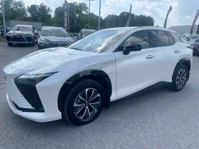 Le Lexus RZ 450e 2023 Signature est le tout premier VUS électrique de la marque, basé sur la platefo...