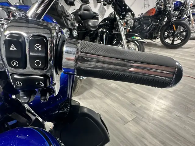 2015 Harley-Davidson Touring ROAD GLIDE CVO in Street, Cruisers & Choppers in London - Image 11