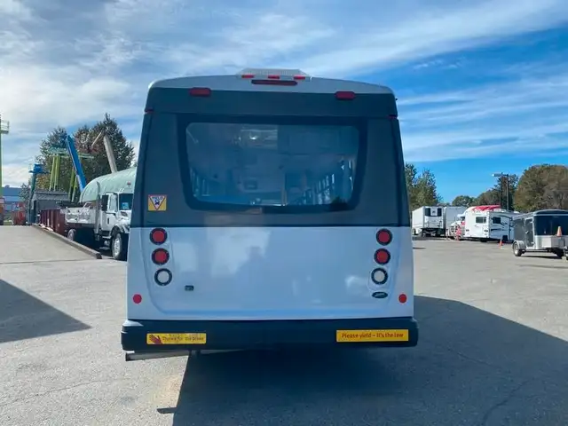 2017 chevrolet Express G4500 21 Passenger Bus With Wheelchair Ac in Heavy Trucks in Richmond - Image 5