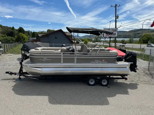2024 Sun Tracker Party Barge 22 XP3 Tritoon, Mercury 150 L 4s-po in Powerboats & Motorboats in Calgary - Image 4