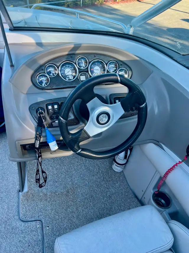 2006 CROWNLINE 200 in Powerboats & Motorboats in Sherbrooke - Image 12