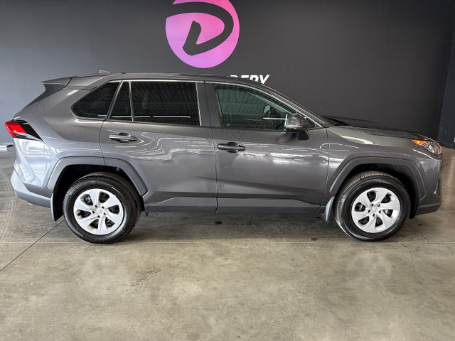 2024 Toyota RAV4 LE AWD GRIS SIÈGES CHAUFFANTS CAMÉRA DE RECUL in Cars & Trucks in Saint-Jean-sur-Richelieu