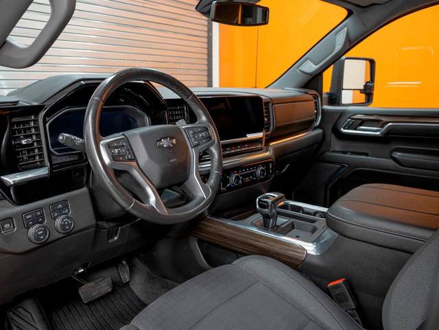 2023 Chevrolet Silverado 1500 RST CREW 4X4 V8 *SIÈGES / VOLANT C in Cars & Trucks in Laurentides - Image 2