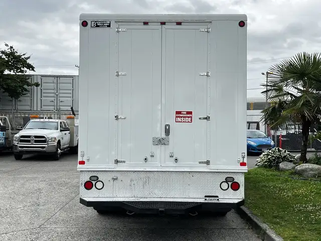 2008 Ram 5500 12 Foot Cube Van with Shelves in Heavy Trucks in City of Toronto - Image 10