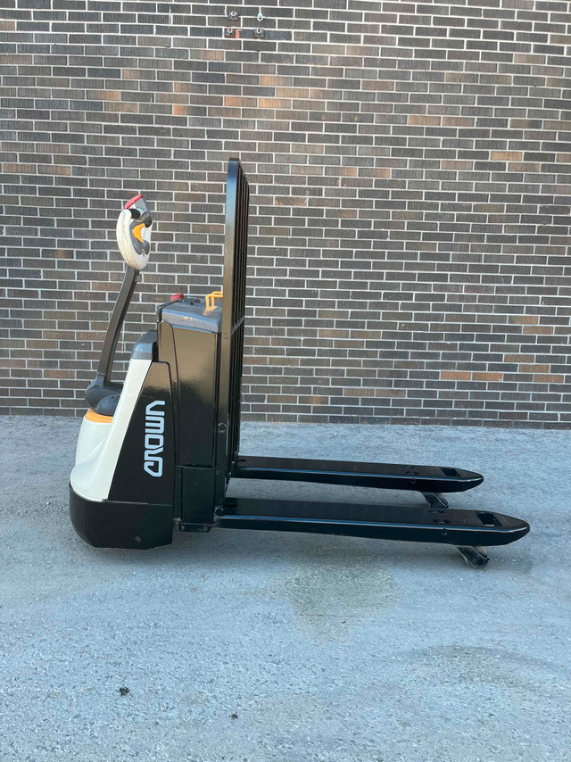 CROWN Electric pallet jack Forklift 4500lbs capacity W Charger in Heavy Equipment in Mississauga / Peel Region - Image 3