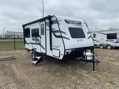 Coachmen Spirit SBT16RDB- Enjoy the ease of lightweight towing with this 3,020lbs trailer. Enjoy a n...
