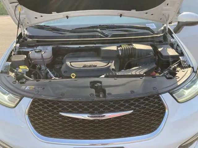 2023 Chrysler Pacifica Touring L in Cars & Trucks in Hamilton - Image 28