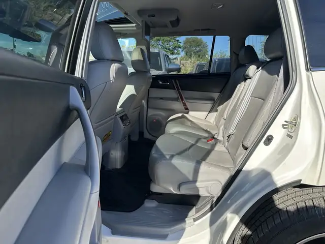 2012 Toyota Highlander Limited in Cars & Trucks in Mississauga / Peel Region - Image 17