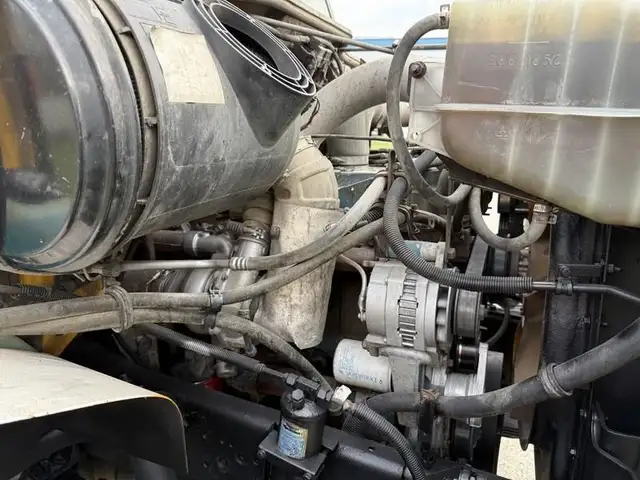2000 international 4900 25 Foot Roll-Off Flat Deck Tow Truck Man in Heavy Trucks in Richmond - Image 34