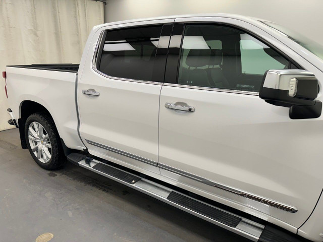 2022 Chevrolet Silverado 1500 in Cars & Trucks in Lethbridge - Image 2