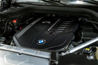 Francais: * Groupe Premium Essentiel * Freins M Sport rouges * Accès Confort * Éclairage d'ambiance... (image 8)