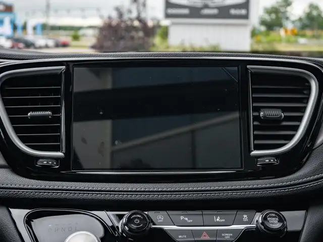 2025 Chrysler Pacifica Select in Cars & Trucks in Barrie - Image 28