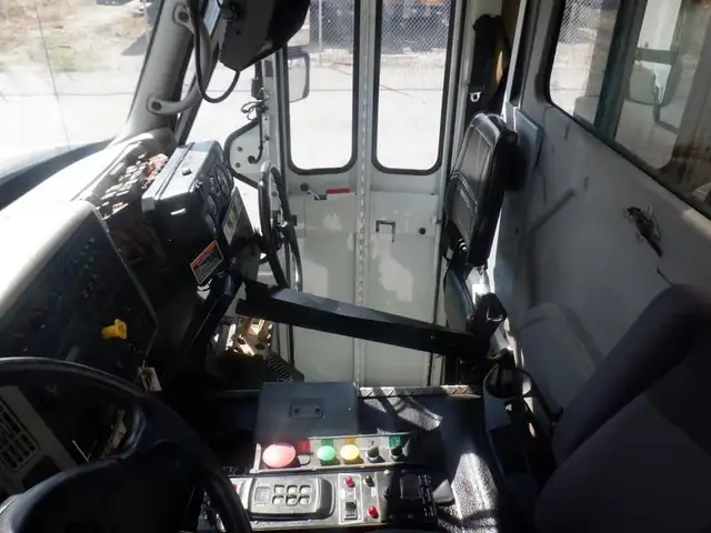 2008 international 7400 Garbage Truck Air Brakes Diesel in Heavy Trucks in Richmond - Image 36