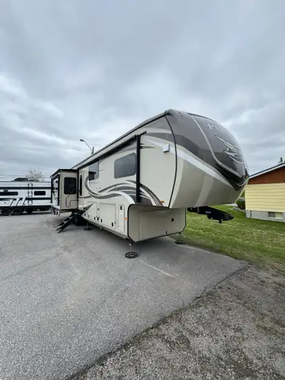 2020 Jayco Pinnacle 37MDQS – Luxury on Wheels! Financing Available! Ready to elevate your camping ex...