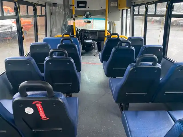 2018 chevrolet Express G4500 21 Passenger Bus With Wheelchair Ac in Heavy Trucks in Richmond - Image 28